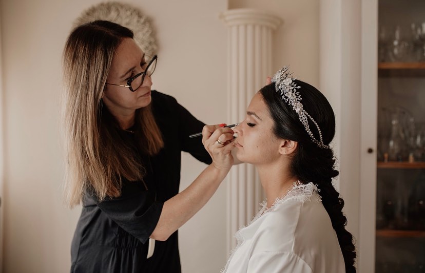 Detalle de maquillaje nupcial